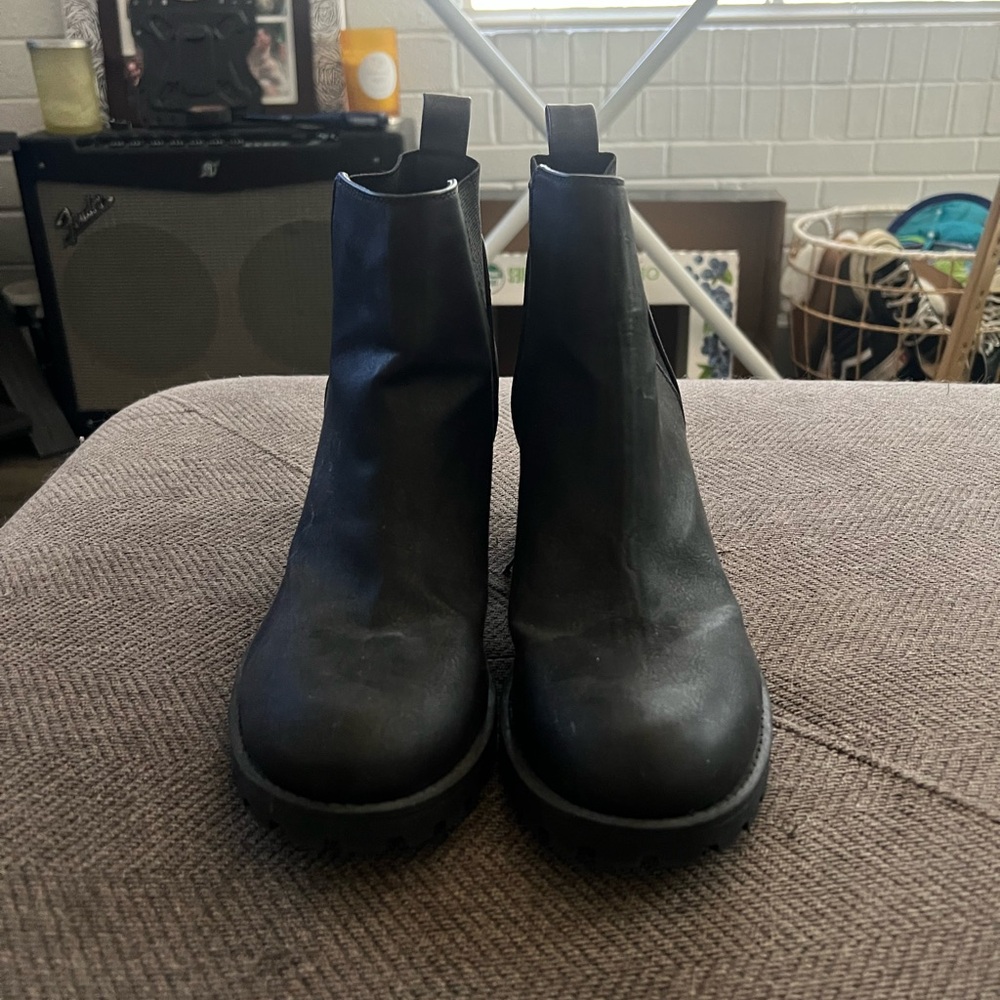 Steve Madden Black Heeled Chelsea Boots with Elastic Panels